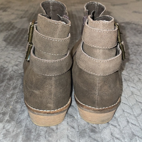 Very Volatile Square Toe Suede Booties. Zipper Sides w Double Strap Buckles. 8.5 - Picture 3 of 10